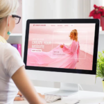 Une femme concentrée devant son ordinateur en train de faire un site internet soi-même, pesant le pour et le contre par rapport à l'option de faire appel à un professionnel de la conception web