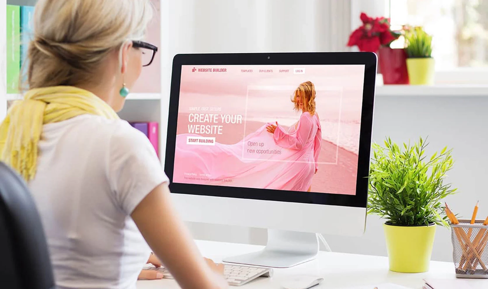 Une femme concentrée devant son ordinateur en train de faire un site internet soi-même, pesant le pour et le contre par rapport à l'option de faire appel à un professionnel de la conception web