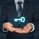 Homme tenant une clé représentant l'option d'achat ou location de site web