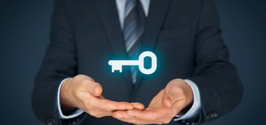 Homme tenant une clé représentant l'option d'achat ou location de site web