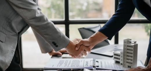 Deux hommes d'affaires se serrant la main, symbolisant un partenariat réussi grâce à l'utilisation stratégique de mots-clés commerciaux dans leur stratégie de marketing digital