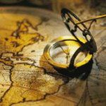 Boussole positionnée sur une carte, symbolisant l'importance des mots-clés navigationnels pour orienter les internautes vers le site web désiré.