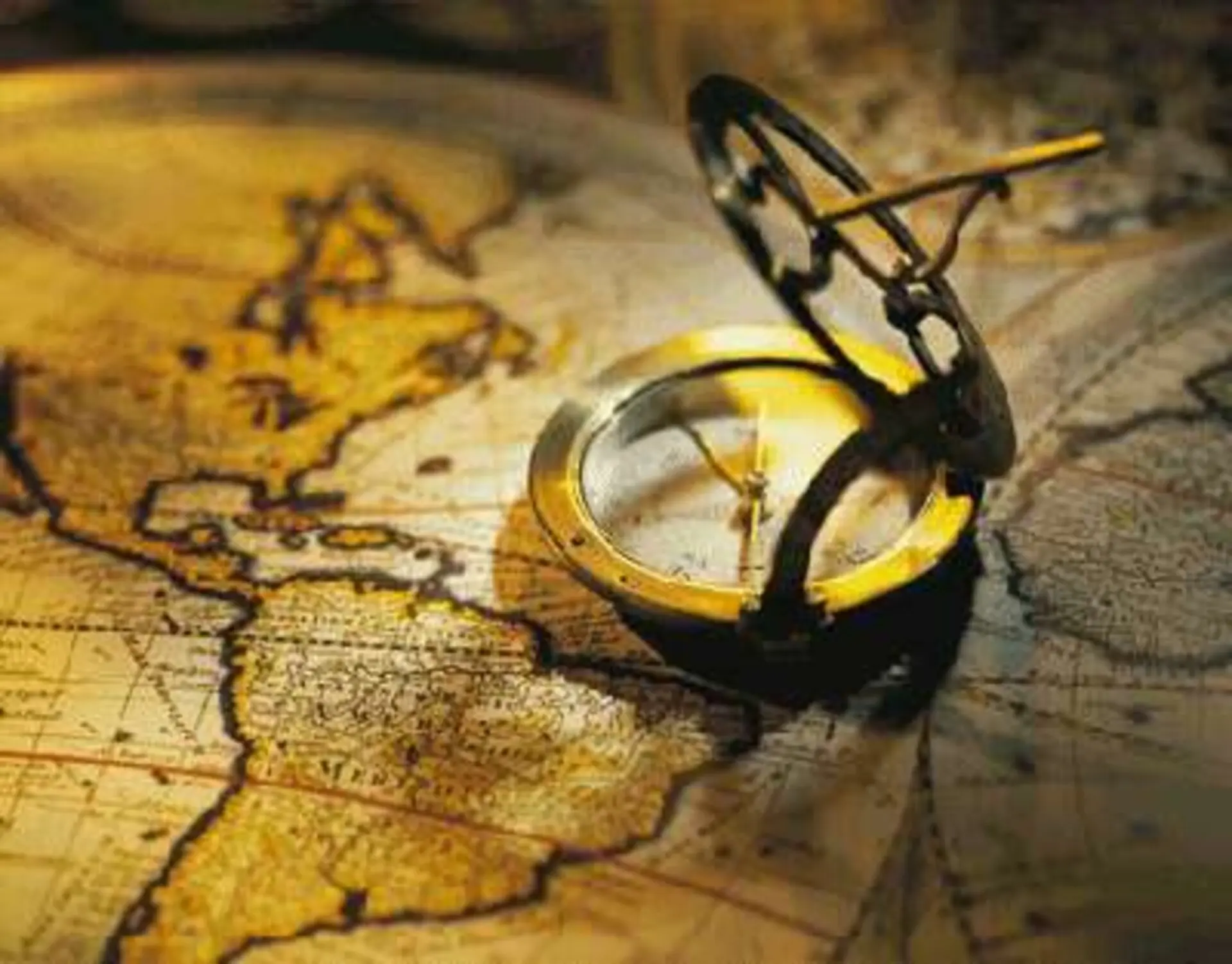 Boussole positionnée sur une carte, symbolisant l'importance des mots-clés navigationnels pour orienter les internautes vers le site web désiré.