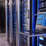 Illustration représentant des serveurs web dans un data center, symbolisant la performance, la sécurité et la fiabilité, critères essentiels dans le choix du meilleur hébergeur selon notre comparatif hébergeur web