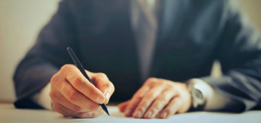 Un homme d'affaires signe un contrat, illustrant l'importance des mots-clés transactionnels pour convertir les visiteurs de site web en clients.