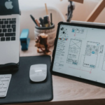 Un bureau avec une tablette et un ordinateur portable dans un studio web