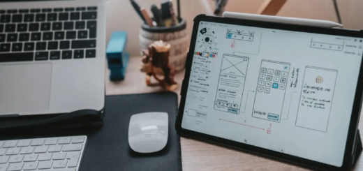 Un bureau avec une tablette et un ordinateur portable dans un studio web