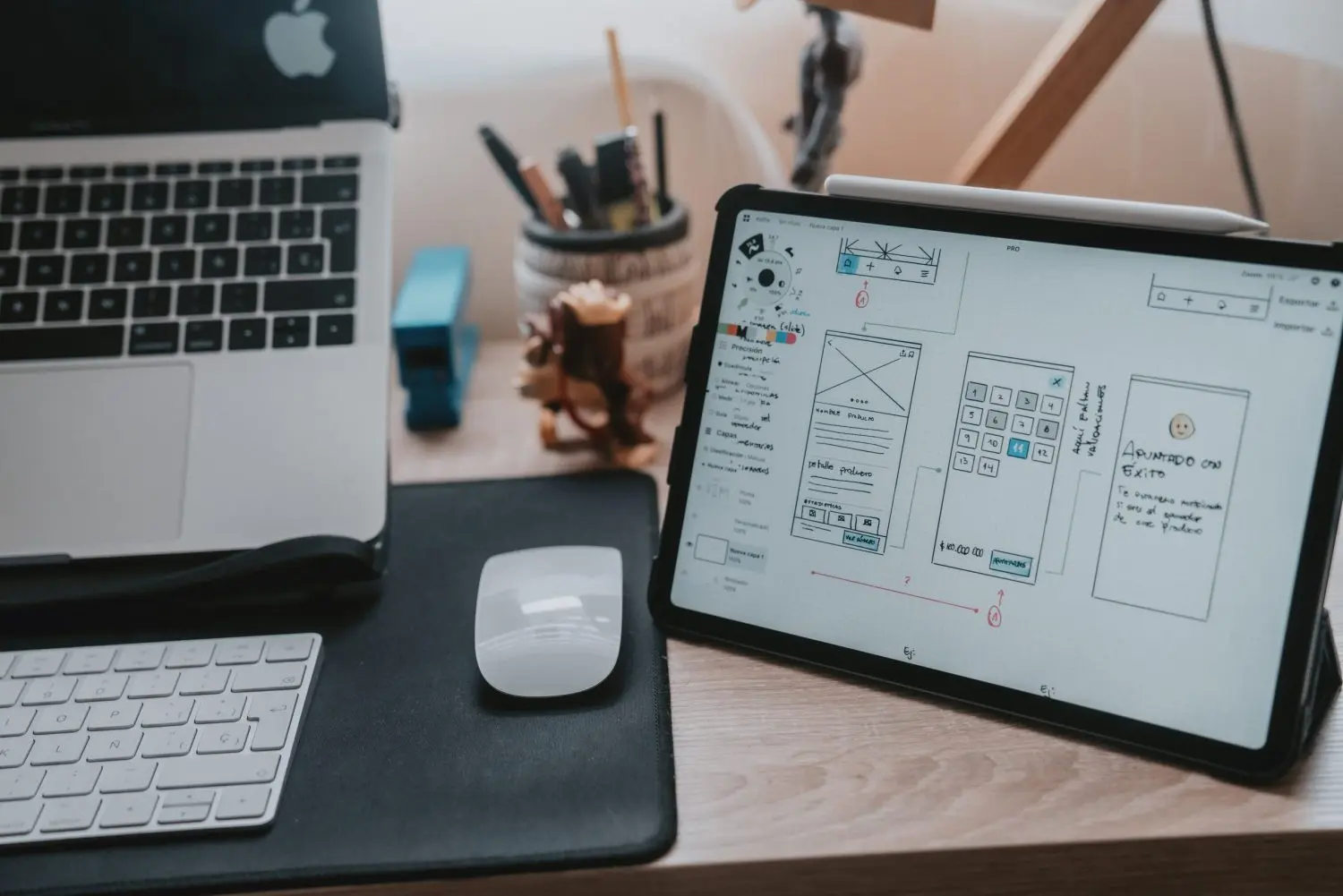 Un bureau avec une tablette et un ordinateur portable dans un studio web