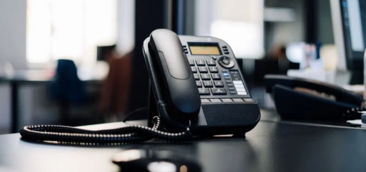 Téléphone symbolisant l'accompagnement web, posé sur un bureau avec un ordinateur portable. L'assistance web vous accompagne dans la création, la maintenance et l'optimisation de votre site internet pour développer votre activité en ligne