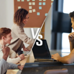 Illustration représentant le comparatif entre une agence web et un freelance, symbolisés par deux personnes séparées par le mot VS