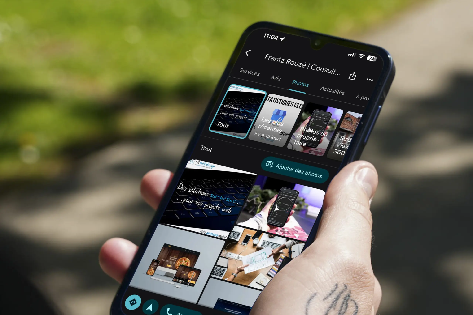 Smartphone montrant comment optimiser les photos Google Business Profile